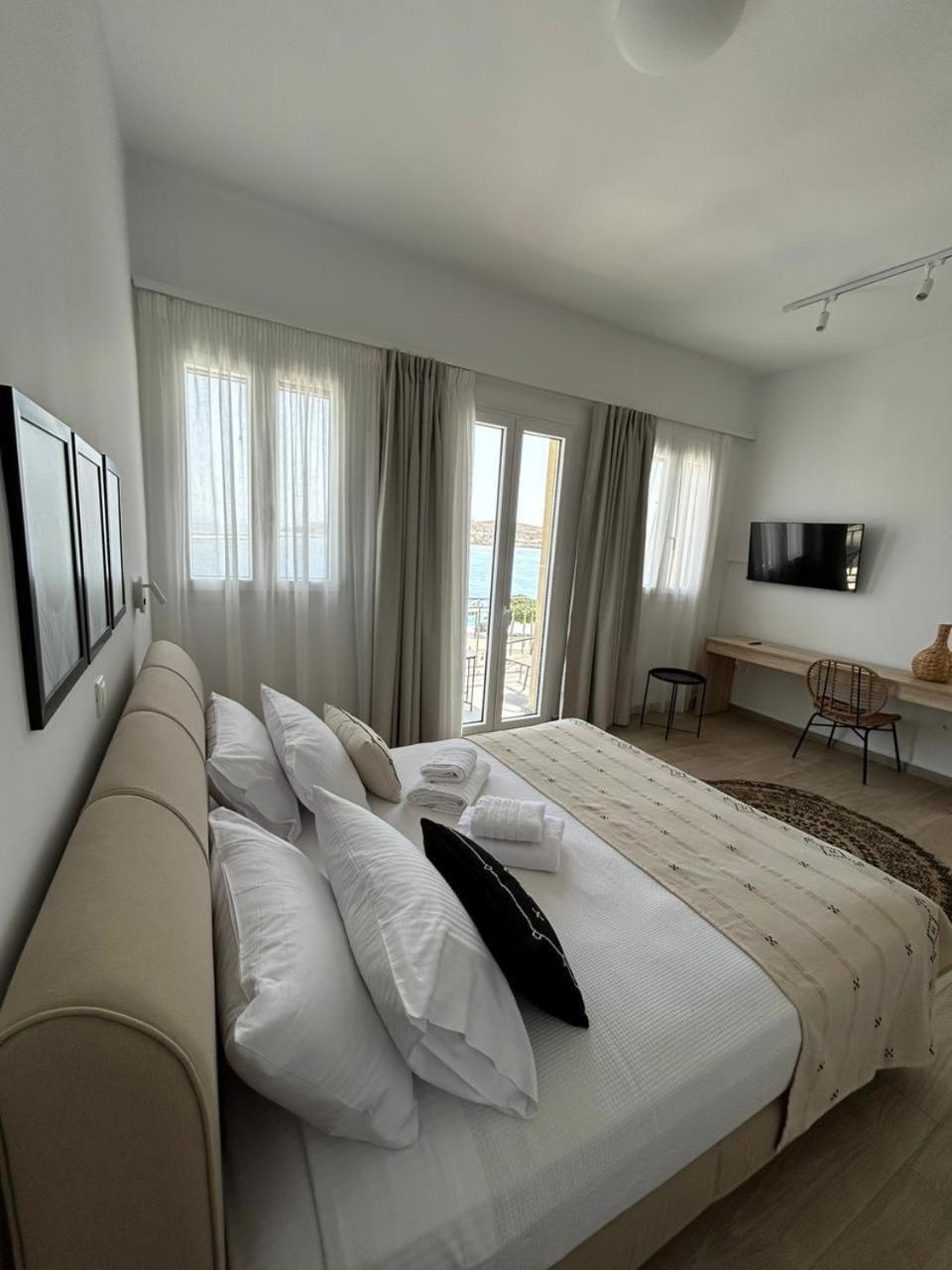 Emilia Suites Ermoupoli Exterior photo